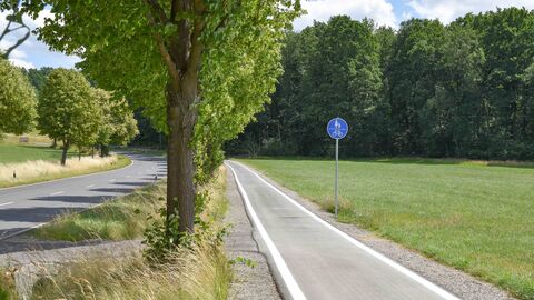 L 3377: Neuer Radweg von Dirlos nach Loheland Neue Radweg von einer Baumreihe von der Straße getrennt