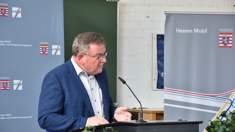 Freisprechungsfeier 2023-13 in Rotenburg Ulrich Hansel, Dezernatsleiter Planung und Bau Osthessen, am Rednerpult