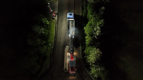 Drohnenaufnahme Nachtbaustelle in Malsberg - Baustellenfahrzeug