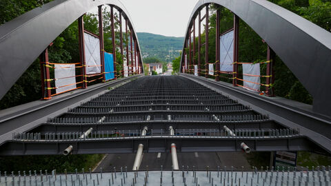 Das Brückenteil aus Stahl