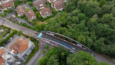 Das Brückenteil aus Stahl rollt langsam auf der Straße