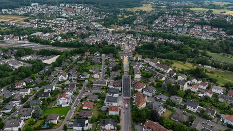 Das Brückenteil aus Stahl rollt langsam auf der Straße