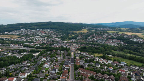 Das Brückenteil aus Stahl rollt langsam auf der Straße