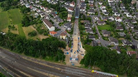 Das Brückenteil aus Stahl rollt langsam auf der Straße