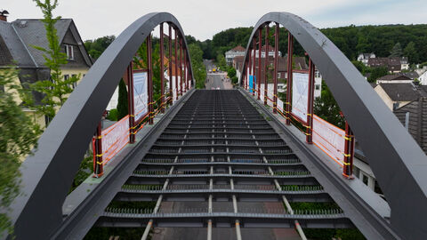 Das Brückenteil aus Stahl