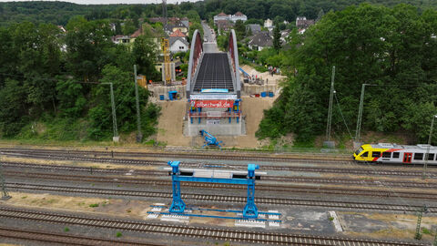 Das Brückenteil aus Stahl kommt am Zielort an