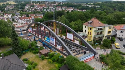 Das Brückenteil aus Stahl kommt am Zielort an