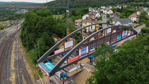 Das Brückenteil aus Stahl kommt am Zielort an