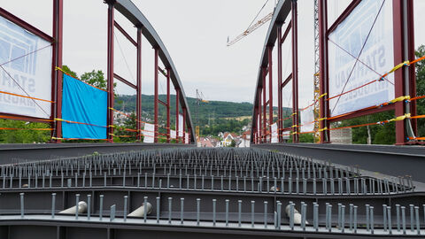 Das Brückenteil aus Stahl