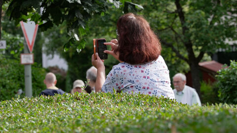 Eine Anwohnerin filmt mit dem Handy