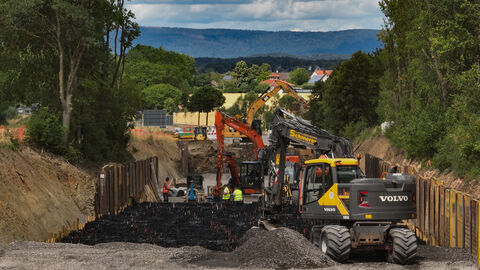 Mehrere Arbeitsgeräte stehen in einer Baugrube