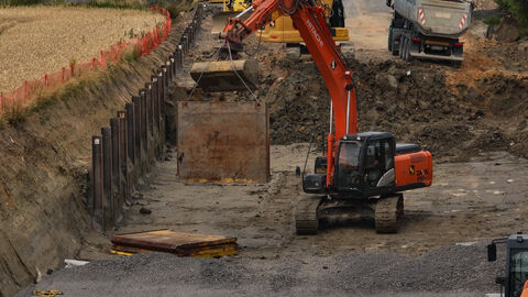 Ein Bagger steht in der Baugrube