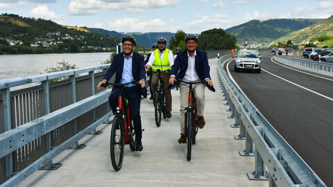 Verkehrsfreigabe B42/Radweg Rüdesheim-Assmannshausen 4 Die politischen Gäste radeln erstmals gemeinsam auf dem neuen Radweg