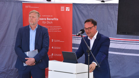 Verkehrsfreigabe B42/Radweg Rüdesheim-Assmannshausen 2 Der Parlamentarische Staatssekretär beim Bundesminister für Digitales und Verkehr, Oliver Luksic (MdB), am Rednerpult