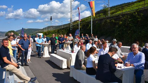 Verkehrsfreigabe B42/Radweg Rüdesheim-Assmannshausen 5 Die Gäste der Verkehrsfreigabe sitzen bei herrlichen Sonnenschein an Tischen