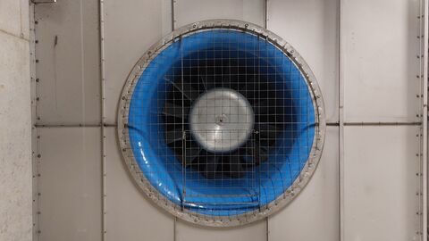 Bauwerksprüfung Lohbergtunnel 2023 - 02 großer blauer Ventilator zur Tunnelbelüftung