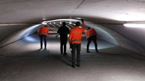 Bauwerksprüfung Lohbergtunnel 2023 - 08 Mehrere Personen im halbrunden Stollen über der Tunneldecke