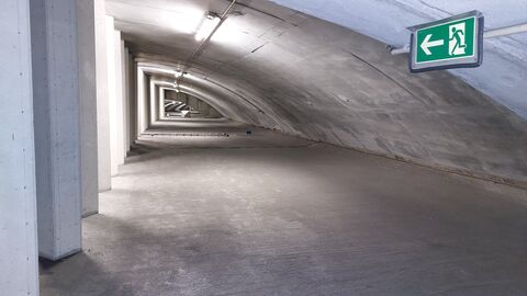 Bauwerksprüfung Lohbergtunnel 2023 - 12 Fluchtweg-Zeichen im halbrunden Stollen über der Tunneldecke
