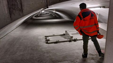 Bauwerksprüfung Lohbergtunnel 2023 - 13 Prüfingenieur mit Hessen Mobil-Jacke im halbrunden Stollen über der Tunneldecke