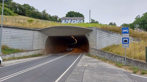 Bauwerksprüfung Lohbergtunnel 2023 - 14 Tunnelportal mit Straße