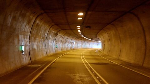 Bauwerksprüfung Lohbergtunnel 2023 - 15 Beleuchtete Tunnelröhre mit Straße