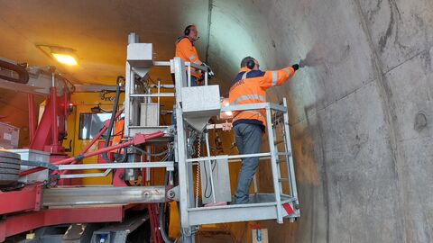 Bauwerksprüfung Lohbergtunnel 2023 - 17 Prüfingenieure fahren auf dem Tunnelsichtgerät durch den Tunnel