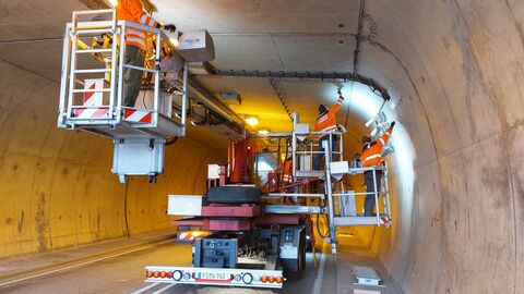 Bauwerksprüfung Lohbergtunnel 2023 - 18 Prüfingenieure fahren auf dem Tunnelsichtgerät durch den Tunnel