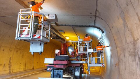 Prüfingenieure fahren auf dem Tunnelsichtgerät durch den Tunnel