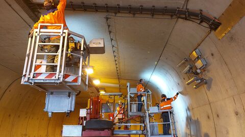 Prüfingenieure fahren auf dem Tunnelsichtgerät durch den Tunnel