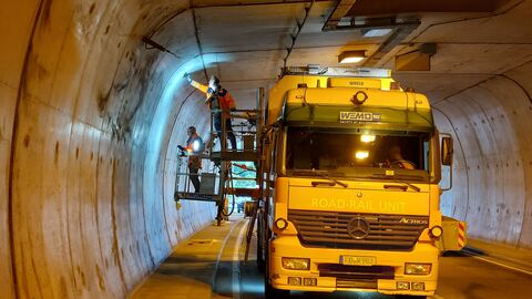 Bauwerksprüfung Lohbergtunnel 2023 - 21 Prüfingenieure fahren auf dem Tunnelsichtgerät durch den Tunnel