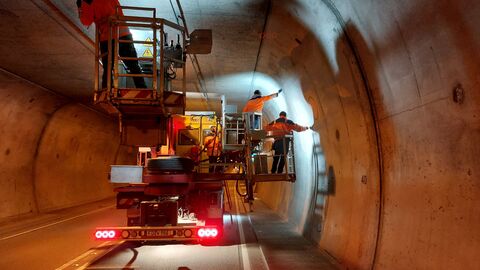 Bauwerksprüfung Lohbergtunnel 2023 - 25 Prüfingenieure fahren auf dem Tunnelsichtgerät durch den Tunnel