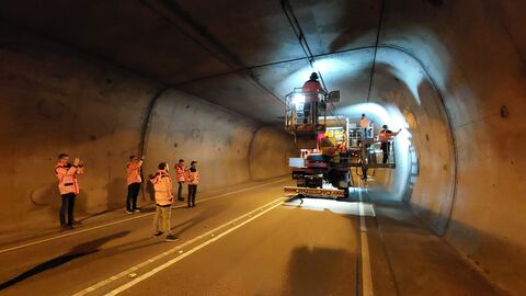 Bauwerksprüfung Lohbergtunnel 2023 - 26 Prüfingenieure fahren auf dem Tunnelsichtgerät durch den Tunnel