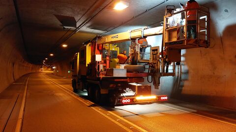 Bauwerksprüfung Lohbergtunnel 2023 - 26 Prüfingenieure fahren auf dem Tunnelsichtgerät durch den Tunnel