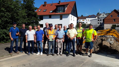 Gruppenfoto: VertreterInnen von Hessen Mobil und der Gemeinde 