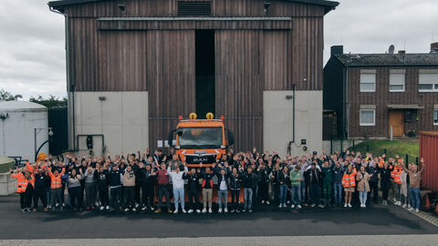 Azubitag 2023 auf der SM Alten-Buseck -31 Gruppenbild alles Auszubildenden und Studierenden vor der Salzhalle