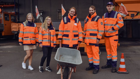 Azubitag 2023 auf der SM Alten-Buseck -18 Das Orgateam ganz in orange