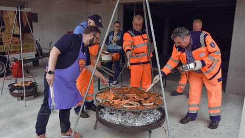 Azubitag 2023 auf der SM Alten-Buseck -28 Ein großer Schwenkgrill, darum herum verteilt stehen die Grillmeister