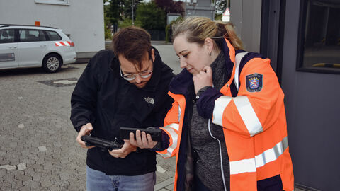 Azubitag 2023 auf der SM Alten-Buseck -7 Ein Mann und eine Frau schauen gemeinsam auf ein Handy