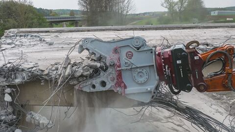 B 252 Ortsumgehung Vöhl-Dorfitter 11 Abbruch der Brücke der alten Bundesstraße