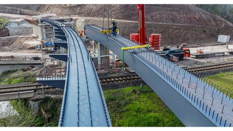 B 252 Ortsumgehung Vöhl-Dorfitter 13 Einbau der Stahlträger für die neue Brücke