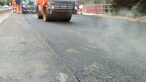 Walze fährt über frischen Asphalt