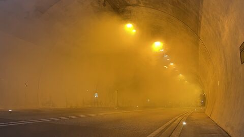 Rauchsimulation Schürzebergtunnel 1 Rauch wabert durch den Tunnel, der gelb beleuchtet ist