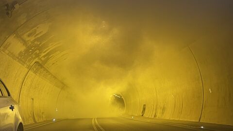 Rauchsimulation Schürzebergtunnel 2 Rauch wabert durch den Tunnel, der gelb beleuchtet ist