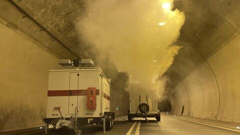 Rauchsimulation Schürzebergtunnel 6 Der Rauchsimulator steht in der Tunnelmitte und produziert Rauch