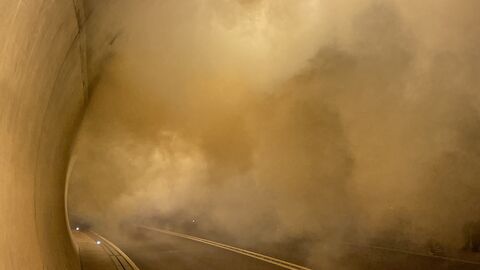 Rauchsimulation Schürzebergtunnel 8 Rauch wabert durch den Tunnel, der gelb beleuchtet ist