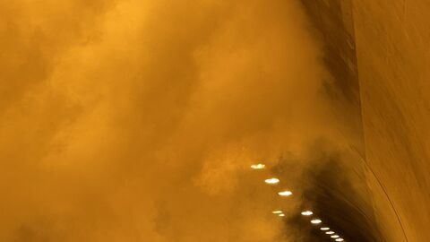 Rauchsimulation Schürzebergtunnel 14 Rauch wabert durch den Tunnel, der gelb beleuchtet ist
