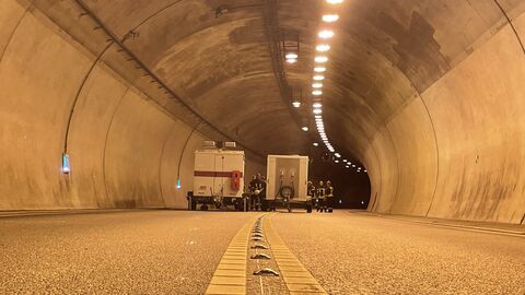 Rauchsimulation Schürzebergtunnel 13 Der Rauchsimulator steht in der Tunnelmitte und produziert Rauch