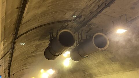 Rauchsimulation Schürzebergtunnel 18 Rauch wabert durch den Tunnel, der gelb beleuchtet ist. Die Tunnellüftung sorgt für klare Sicht