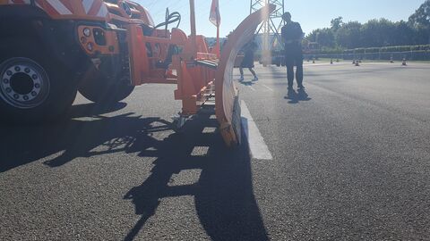 Deutsche Meisterschaft im Schneepflugfahren 2023 - 5 Orangefarbener Unimog mit Schneepflug im Geschicklichkeitsparcours