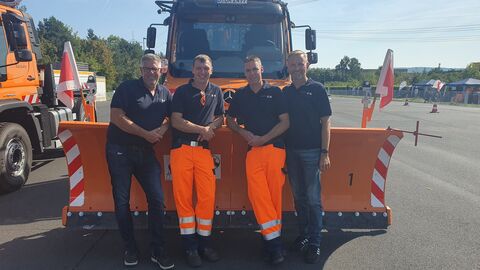 Deutsche Meisterschaft im Schneepflugfahren 2023 - 10 Das Fahrerteam aus Nordhessen vor dem Unimog